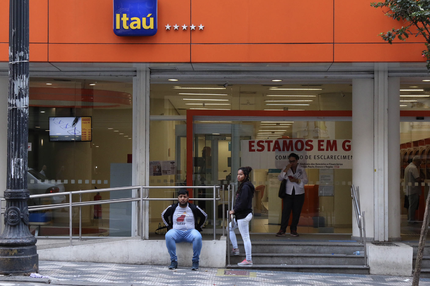Bancos que lucraram R$ 20 bi só num trimestre já demitiram quase 60 mil desde 2012