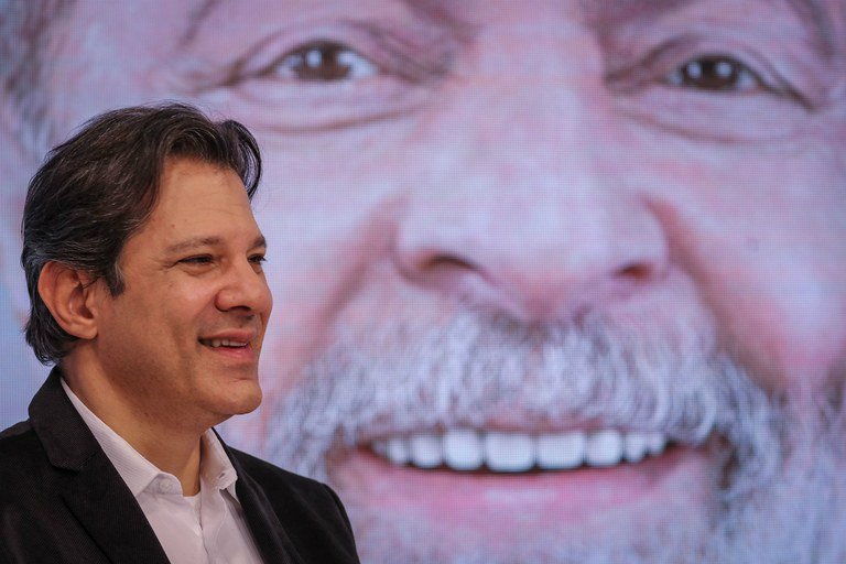 Haddad vê legalização das milícias como próximo passo e Lula pede que arma seja “carteira de trabalho”