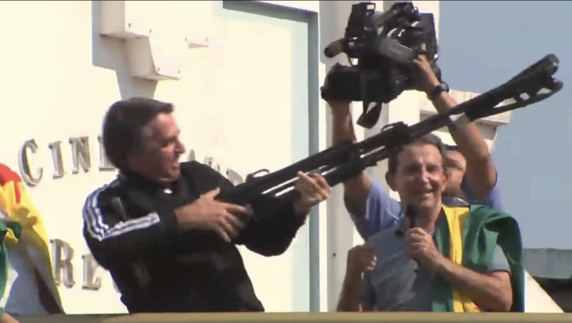 Editor do Guardian define Bolsonaro como pistoleiro do agronegócio e das mineradoras