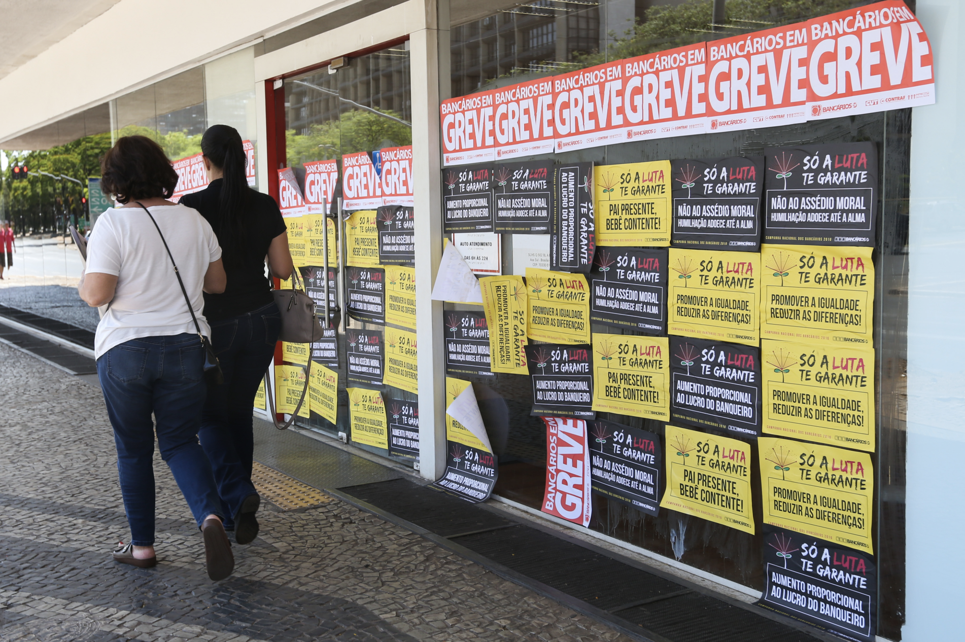 Bancos embolsaram R$ 354 bi só em juros no ano passado, enquanto 62% dos brasileiros estão endividados