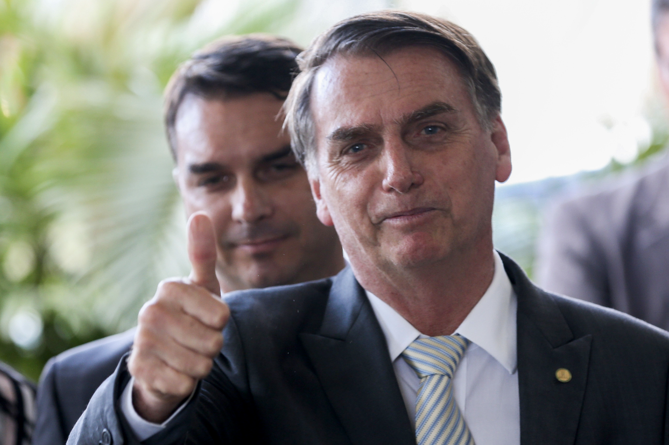 Flávio Bolsonaro empregou toda a família de seu ex-motorista, que será assessor dele no Senado