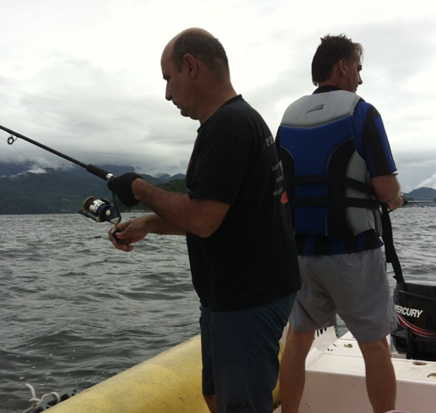 Mesmo reaças óbvios fazem a pergunta que não quer calar: onde anda o companheiro de pesca Queiroz?