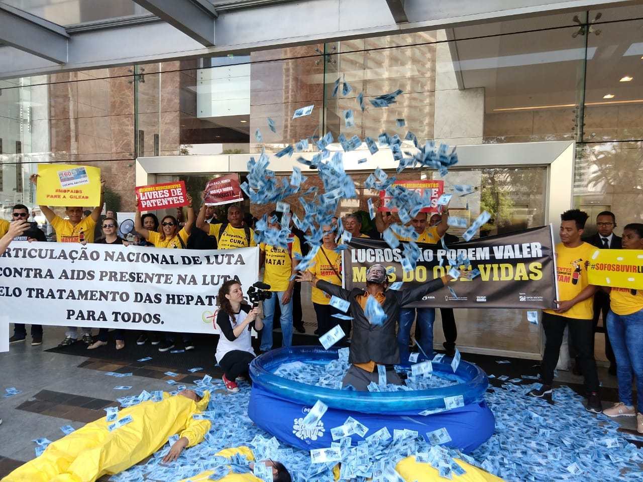 Crime de lesa-humanidade: Gilead barra acesso a genÃ©rico contra hepatite C e deixa 15 mil brasileiros sem tratamento