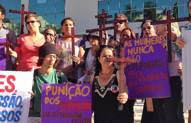 Mortes violentas de mulheres poderiam ser evitadas mas medidas de Bolsonaro só vão aumentá-las