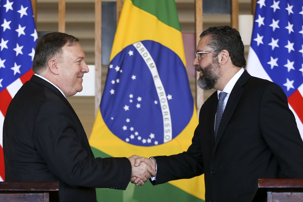 Zeca Dirceu: No governo Bolsonaro, EUA acima de tudo; até isenção de visto unilateral para americanos entrarem no Brasil