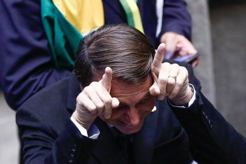 39% dos brasileiros acham que Bolsonaro é burro. Ele não se conforma e confirma o resultado da pesquisa