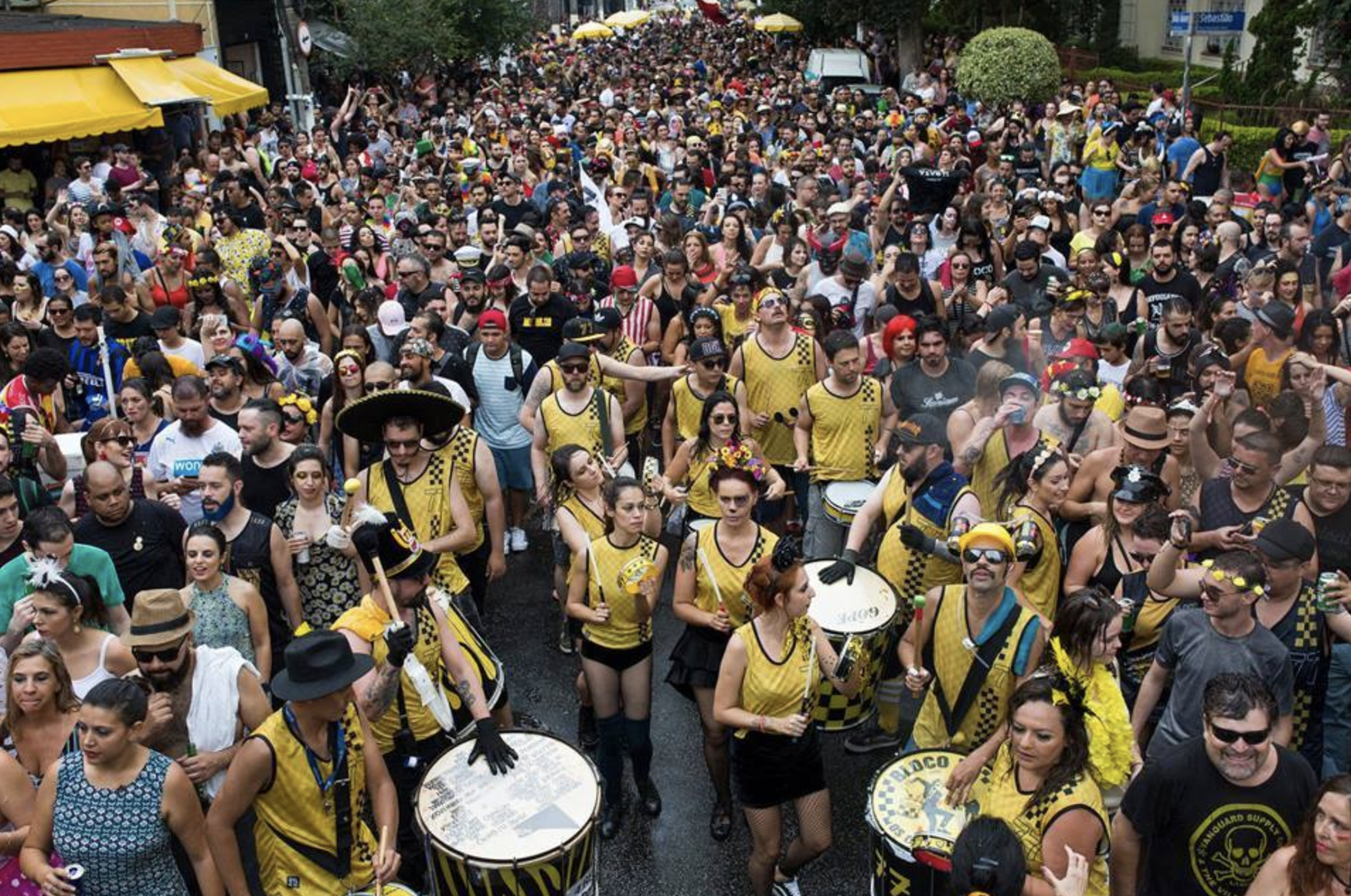 Carnaval comeÃ§a em ritmo de Bolsonaro; bloco repudia PM que chamou Lula de â€œvagabundoâ€; veja vÃ­deos