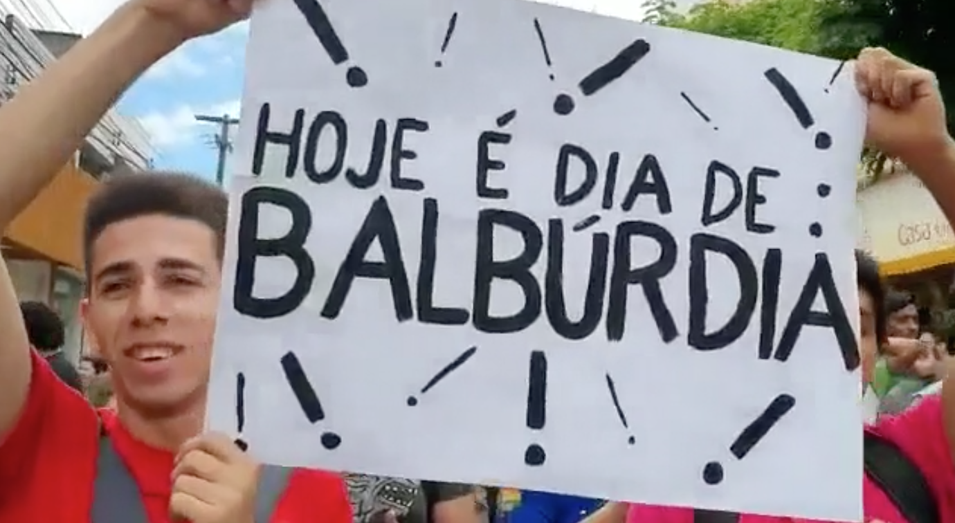 Estudantes de Caruaru tocam fogo no 30M: a disparada pelas ruas da cidade; vÃ­deo