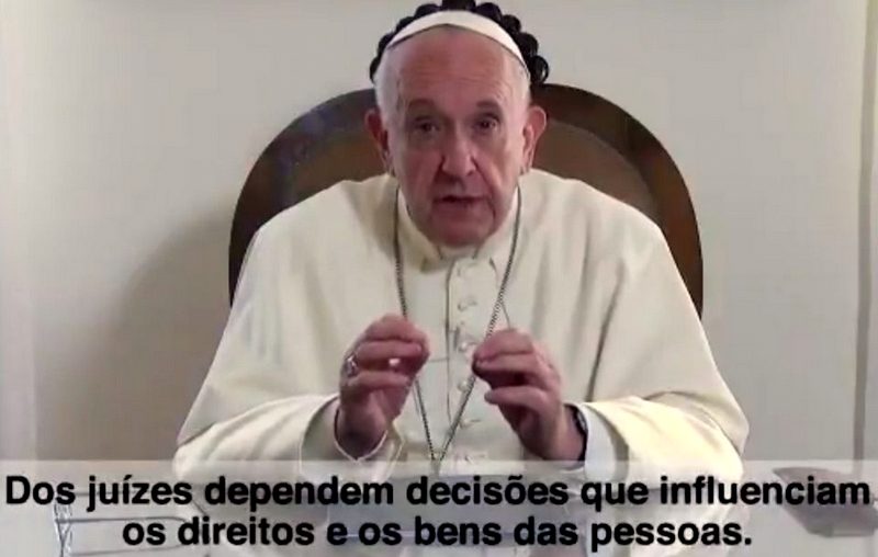 Em vídeo, Papa Francisco pede aos juízes isenção e que, como Jesus, nunca negociem a verdade; veja