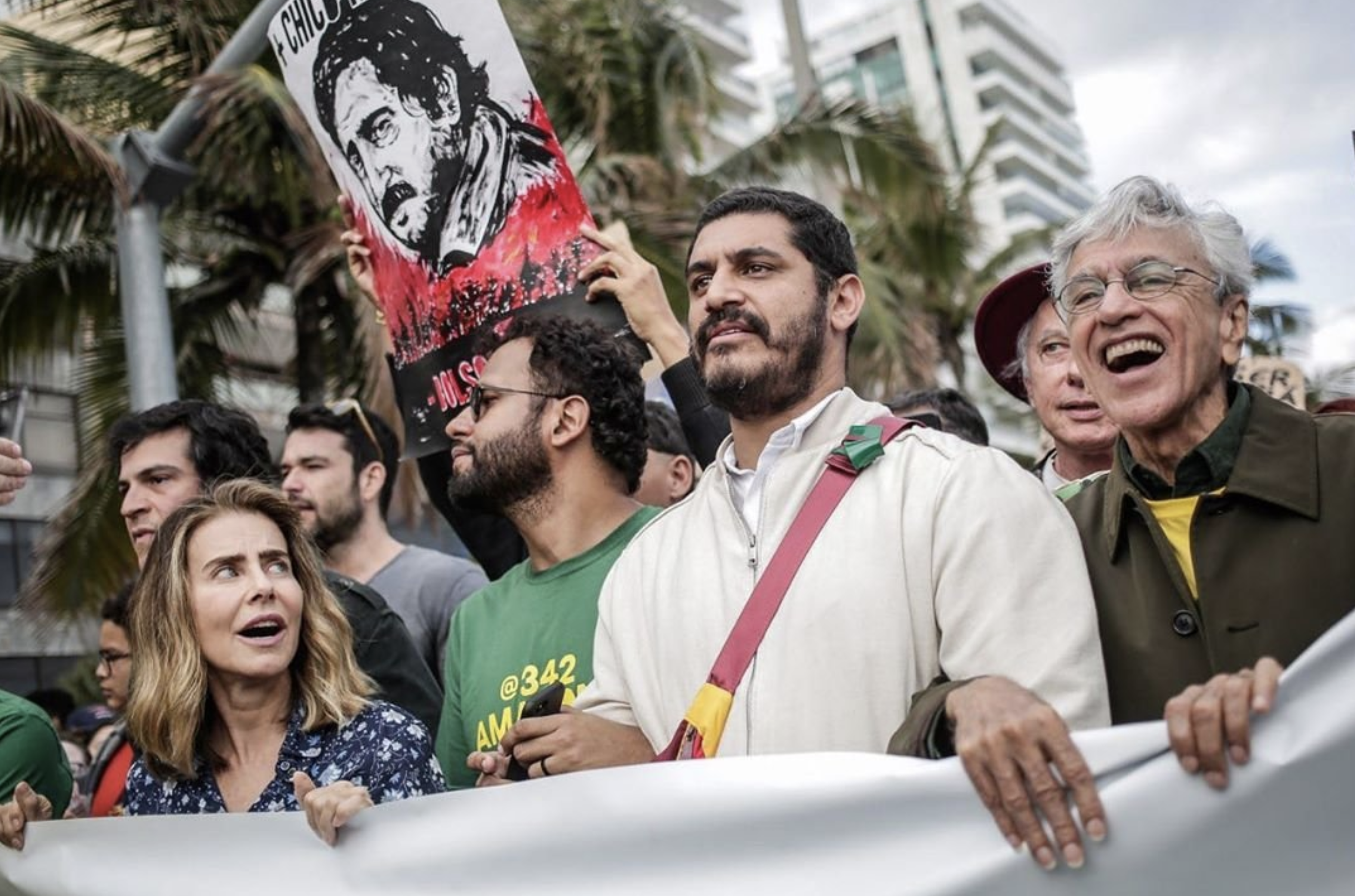 Ex-futura ministra de Bolsonaro, Maitê protesta ao lado de comunista no Rio; humorista Madureira sai sob escolta de ato pró-Moro; vídeo