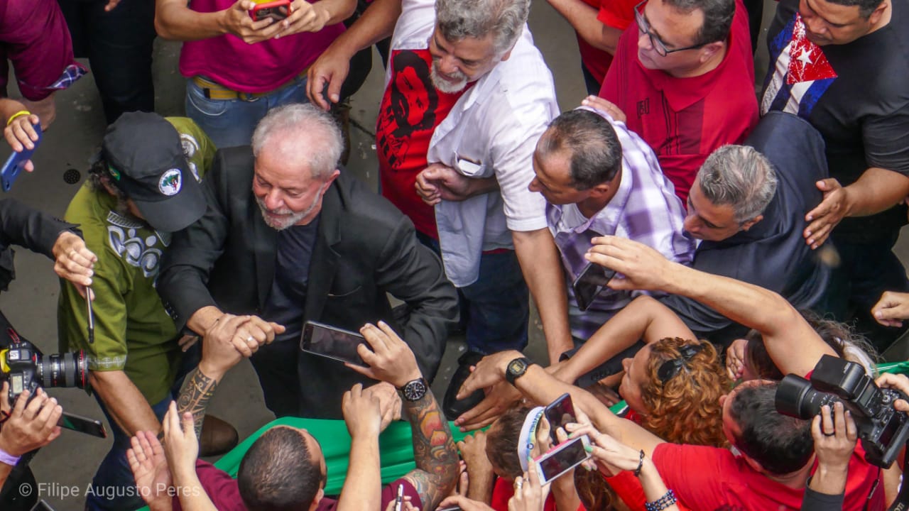 Inclusão de Lula em pesquisa tira metade dos votos de Ciro Gomes e 6 pontos de Jair Bolsonaro