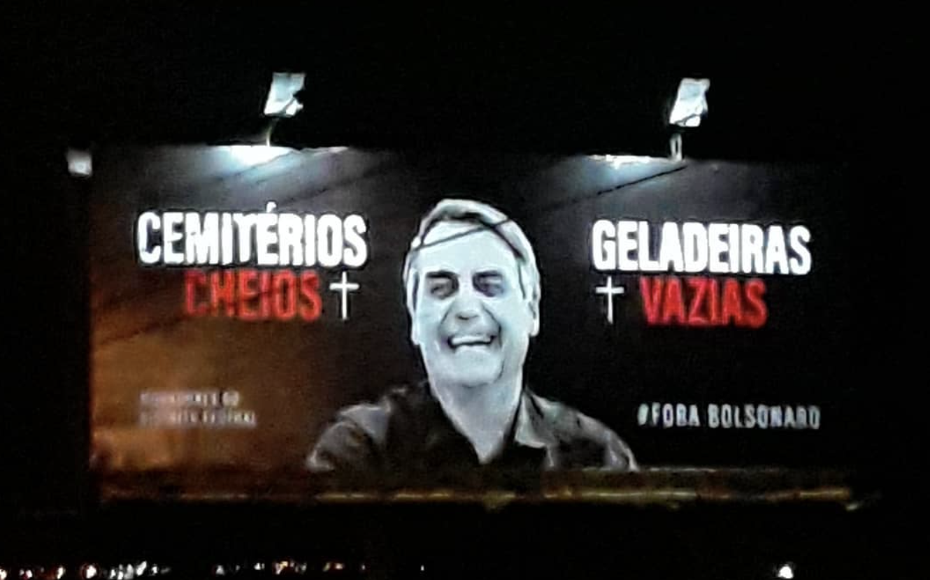 Professor do DF faz campanha por outdoors denunciando Bolsonaro