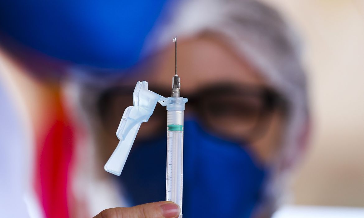 Congresso decide sobre vetos de Bolsonaro à lei que permite quebra de patentes de vacinas durante epidemias; vídeo