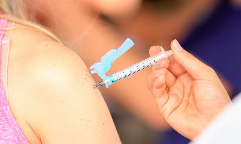 Conselho Nacional de Saúde recomenda vacinar todos os adolescentes de 12 a 17 anos contra covid-19: “É fundamental”; íntegra