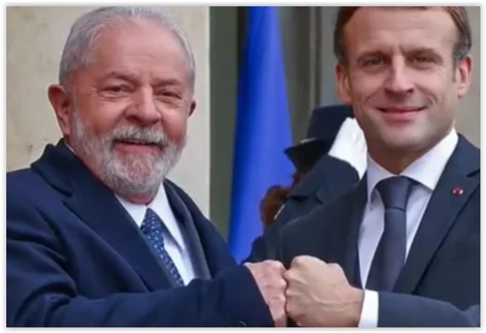 O presidente da França, que se negou a receber Bolsonaro, recepciona Lula com honras de chefe de Estado; vídeo