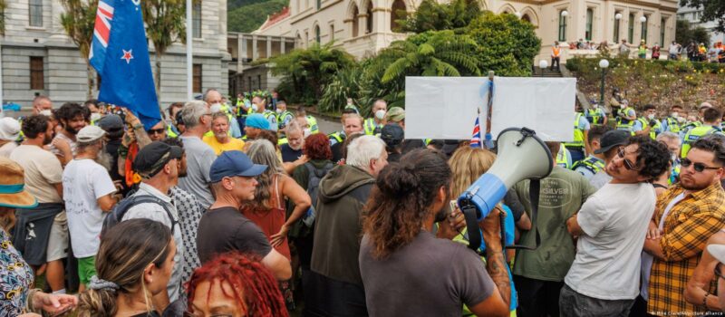 Nova Zelândia toca “Macarena” para afastar antivacinas acampados em frente ao Parlamento
