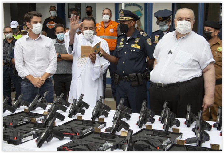 Pastor abençoa armas de policiais após culto em Curitiba