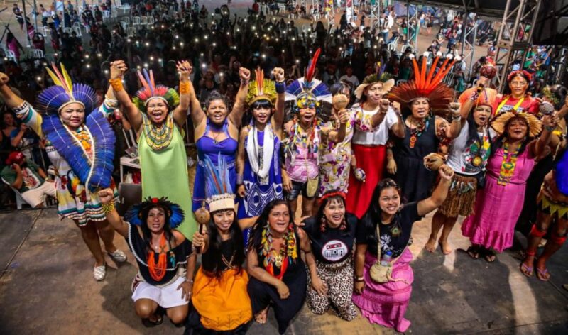 Mulheres indígenas projetam aldear a política: “Podemos, sim, participar e construir um Brasil no qual caiba todas nós”, diz Sônia Guajajara