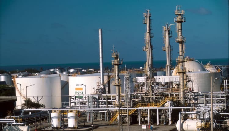 Petroleiros vão à Justiça para anular venda da Lubnor: ‘Petrobrás vendeu refinaria junto com áreas da prefeitura de Fortaleza’, diz advogada