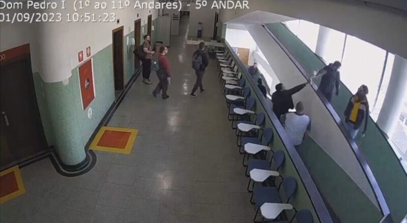 Câmera de segurança registra aluno sendo atacado com spray de pimenta por militante do MBL. Imagem: Divulgação/UFPR